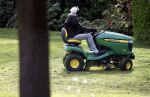 Maarssen 27 april 2017
Berend Boudewijn maait het gras in zijn tuin
