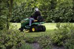 Maarssen 27 april 2017
Berend Boudewijn maait het gras in zijn tuin