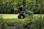 Maarssen 27 april 2017
Berend Boudewijn maait het gras in zijn tuin