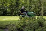 Maarssen 27 april 2017
Berend Boudewijn maait het gras in zijn tuin
