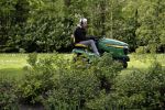 Maarssen 27 april 2017
Berend Boudewijn maait het gras in zijn tuin