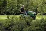 Maarssen 27 april 2017
Berend Boudewijn maait het gras in zijn tuin