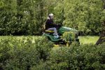 Maarssen 27 april 2017
Berend Boudewijn maait het gras in zijn tuin