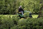 Maarssen 27 april 2017
Berend Boudewijn maait het gras in zijn tuin
