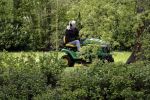 Maarssen 27 april 2017
Berend Boudewijn maait het gras in zijn tuin