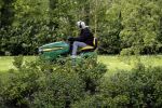 Maarssen 27 april 2017
Berend Boudewijn maait het gras in zijn tuin