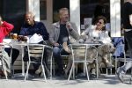 Amsterdam 10 mei 2017
Bert Kuizenga met zijn vrouw en hond op terras