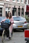 Amsterdam 31 maart 2017
Carice v Houten doet boodschappen met een vriendin