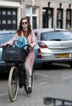 Amsterdam 31 maart 2017
Carice v Houten doet boodschappen met een vriendin