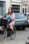Amsterdam 31 maart 2017
Carice v Houten doet boodschappen met een vriendin