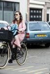 Amsterdam 31 maart 2017
Carice v Houten doet boodschappen met een vriendin