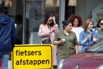 Amsterdam 31 maart 2017
Carice v Houten doet boodschappen met een vriendin