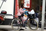 Amsterdam 31 maart 2017
Carice v Houten doet boodschappen met een vriendin