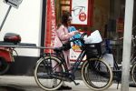 Amsterdam 31 maart 2017
Carice v Houten doet boodschappen met een vriendin