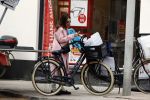 Amsterdam 31 maart 2017
Carice v Houten doet boodschappen met een vriendin