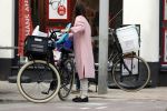 Amsterdam 31 maart 2017
Carice v Houten doet boodschappen met een vriendin