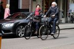 Amsterdam 29 april 2017  
Carolien v d Berg met vriend op de fiets in Amsterdam zuid