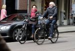 Amsterdam 29 april 2017  
Carolien v d Berg met vriend op de fiets in Amsterdam zuid