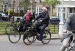 Amsterdam 29 april 2017  
Carolien v d Berg met vriend op de fiets in Amsterdam zuid