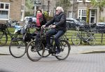 Amsterdam 29 april 2017  
Carolien v d Berg met vriend op de fiets in Amsterdam zuid