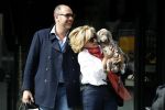 Amsterdam 4 april 2017  
Connie Witteman en Eugene v Dun metb hun puppy Rocco in amsterdam zuid.