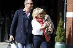 Amsterdam 4 april 2017  
Connie Witteman en Eugene v Dun metb hun puppy Rocco in amsterdam zuid.