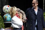 Amsterdam 4 april 2017  
Connie Witteman en Eugene v Dun metb hun puppy Rocco in amsterdam zuid.