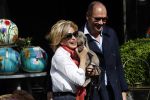 Amsterdam 4 april 2017  
Connie Witteman en Eugene v Dun metb hun puppy Rocco in amsterdam zuid.