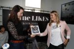 Amsterdam 9 mei 2017 
Presentatie boek Dafne Schippers en haar zus Sanne . Titel van het boek is Dafne Likes. Edith Bos krijgt het eerste exemplaar