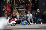 Amsterdam 3 april 2017 
Danie Bles met haar zoon en vader Jos Bles en zijn vrouw Marlene voor de winkel van Danie op de cornelis schuytstraat