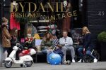 Amsterdam 3 april 2017 
Danie Bles met haar zoon en vader Jos Bles en zijn vrouw Marlene voor de winkel van Danie op de cornelis schuytstraat
