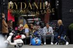 Amsterdam 3 april 2017 
Danie Bles met haar zoon en vader Jos Bles en zijn vrouw Marlene voor de winkel van Danie op de cornelis schuytstraat