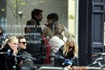 Amsterdam 29 april 2017
Zanger Dotan met (een) vriendin opm terras en op straat in Amsterdam zuid.