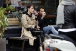 Amsterdam 29 april 2017
Zanger Dotan met (een) vriendin opm terras en op straat in Amsterdam zuid.