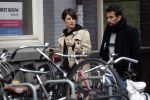 Amsterdam 29 april 2017
Zanger Dotan met (een) vriendin opm terras en op straat in Amsterdam zuid.