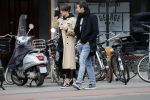 Amsterdam 29 april 2017
Zanger Dotan met (een) vriendin opm terras en op straat in Amsterdam zuid.