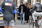 Amsterdam 29 april 2017
Zanger Dotan met (een) vriendin opm terras en op straat in Amsterdam zuid.