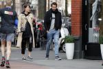 Amsterdam 29 april 2017
Zanger Dotan met (een) vriendin opm terras en op straat in Amsterdam zuid.