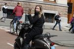 Amsterdam 29 april 2017 
Ellen Hoog op haar scooter in amsterdam