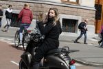 Amsterdam 29 april 2017 
Ellen Hoog op haar scooter in amsterdam