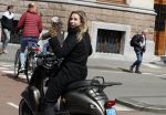 Amsterdam 29 april 2017 
Ellen Hoog op haar scooter in amsterdam