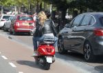 Amsterdam 11 mei 2017
Estelle Cruijff bij een vriendin achter op de vespa scooter