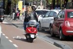 Amsterdam 11 mei 2017
Estelle Cruijff bij een vriendin achter op de vespa scooter