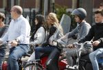 Amsterdam 11 mei 2017
Estelle Cruijff bij een vriendin achter op de vespa scooter