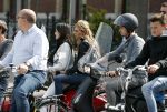 Amsterdam 11 mei 2017
Estelle Cruijff bij een vriendin achter op de vespa scooter