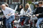 Amsterdam 11 mei 2017
Estelle Cruijff bij een vriendin achter op de vespa scooter