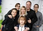 Fijnaart 21 april 2017
O'g3ne en Frans bauer geven feestje in Fijnaart voor de kinderen van de basisschool de springplank waar ze op gezeten hebben. Mariska Frans Jr Christiaan Lucas en Jan alsmede de vader en moeder van de meiden van O'g3ne zijn ook aanwezig.