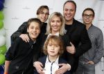 Fijnaart 21 april 2017
O'g3ne en Frans bauer geven feestje in Fijnaart voor de kinderen van de basisschool de springplank waar ze op gezeten hebben. Mariska Frans Jr Christiaan Lucas en Jan alsmede de vader en moeder van de meiden van O'g3ne zijn ook aanwezig.