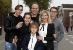 Fijnaart 21 april 2017
O'g3ne en Frans bauer geven feestje in Fijnaart voor de kinderen van de basisschool de springplank waar ze op gezeten hebben. Mariska Frans Jr Christiaan Lucas en Jan alsmede de vader en moeder van de meiden van O'g3ne zijn ook aanwezig.