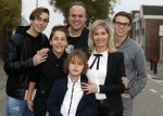 Fijnaart 21 april 2017
O'g3ne en Frans bauer geven feestje in Fijnaart voor de kinderen van de basisschool de springplank waar ze op gezeten hebben. Mariska Frans Jr Christiaan Lucas en Jan alsmede de vader en moeder van de meiden van O'g3ne zijn ook aanwezig.